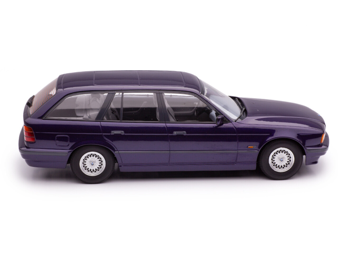 BMW BMW 5-Series Touring E34 1996 - 1:18 - Triple 9 Collection BMW BMW 5-Series Touring E34 1996 - 1:18 - Triple 9 Collection