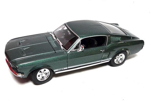 Ford Ford Mustang GTA Fastback 1967 - 1:18 - Maisto