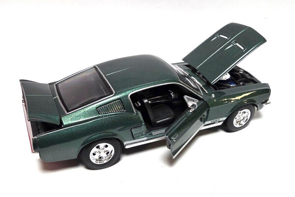 Ford Ford Mustang GTA Fastback 1967 - 1:18 - Maisto