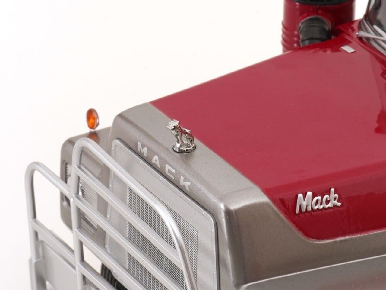 Mack Mack RL700L Tractor 6x4 1974 - 1:18 - Road Kings Mack Mack RL700L Tractor 6x4 1974 - 1:18 - Road Kings