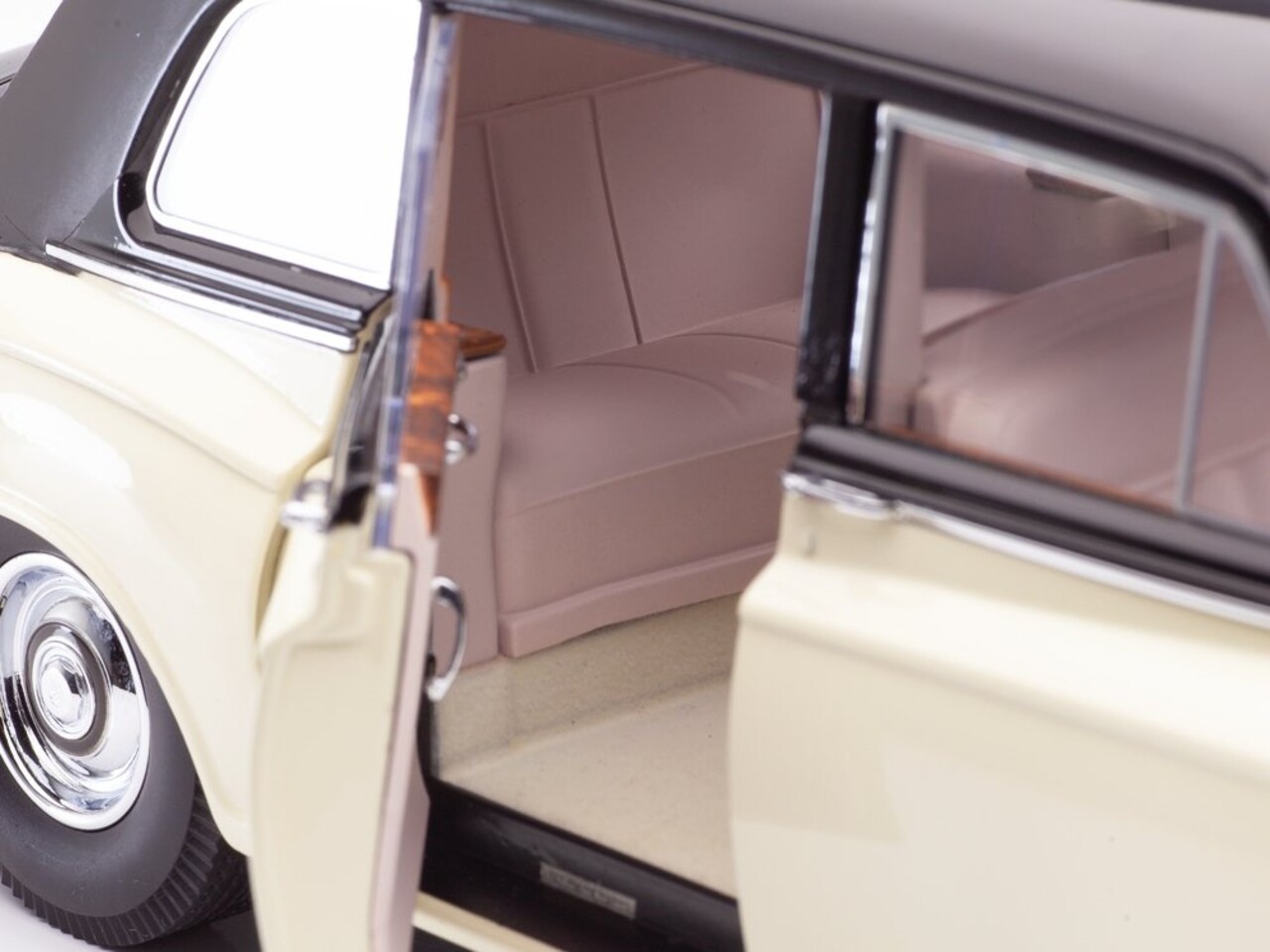 Rolls-Royce Rolls-Royce Phantom V MPW (RHD) 1964 - 1:18 - Paragon Models Rolls-Royce Rolls-Royce Phantom V MPW (RHD) 1964 - 1:18 - Paragon Models