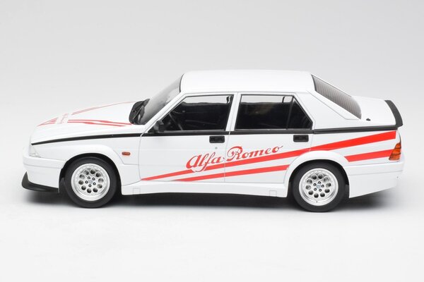 Alfa Romeo Alfa Romeo 75 Turbo Evoluzione - 1:18 - Modelcar Group Alfa Romeo Alfa Romeo 75 Turbo Evoluzione - 1:18 - Modelcar Group