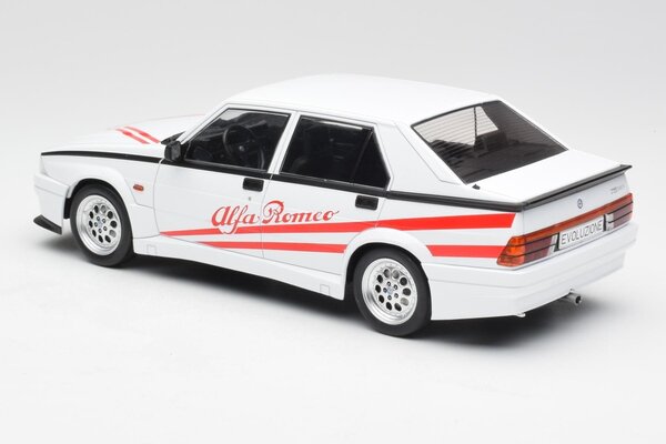 Alfa Romeo Alfa Romeo 75 Turbo Evoluzione - 1:18 - Modelcar Group Alfa Romeo Alfa Romeo 75 Turbo Evoluzione - 1:18 - Modelcar Group