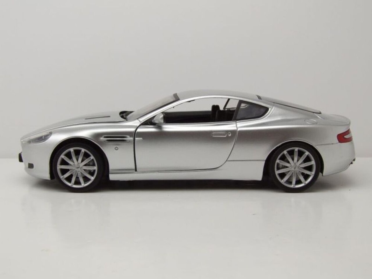 Aston Martin Aston Martin DB9 2005 - 1:18 - Motor Max