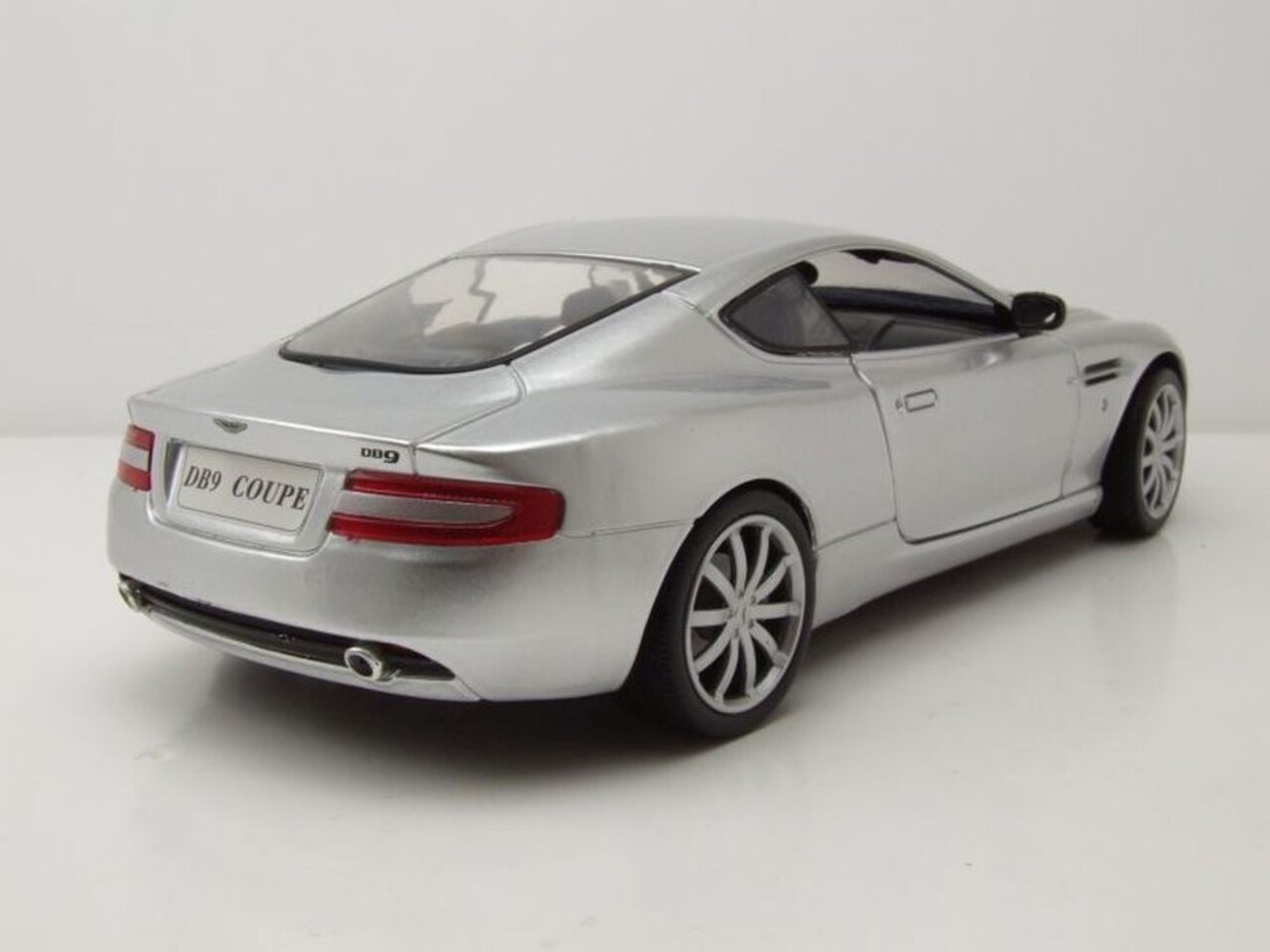 Aston Martin Aston Martin DB9 2005 - 1:18 - Motor Max