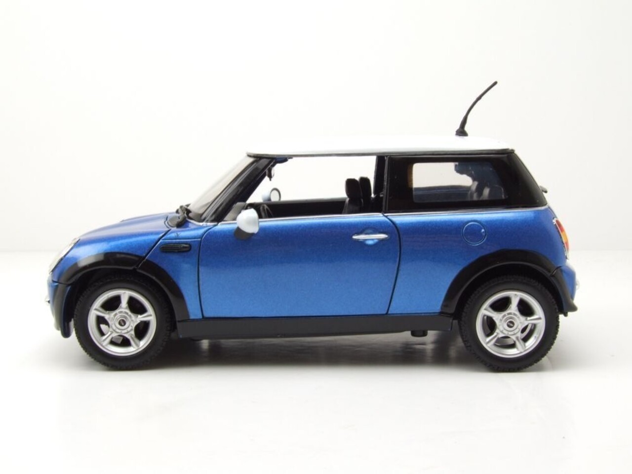 Morris Mini Cooper 2001  - 1:18 - Motor Max