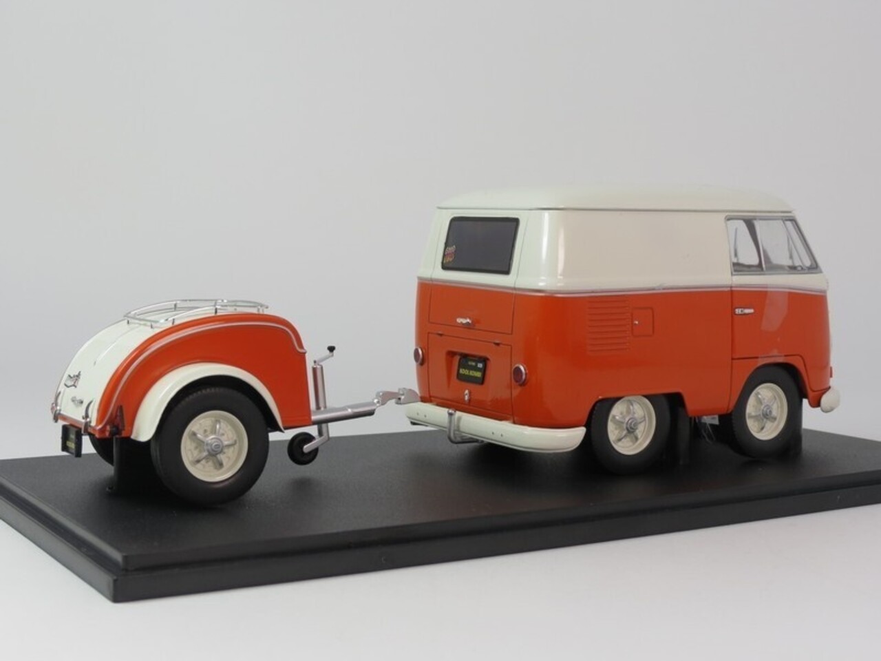 Volkswagen Volkswagen T1 Van Kool Combi + Trailer 'Army Fighter' 1950 - 1:18 - Solido