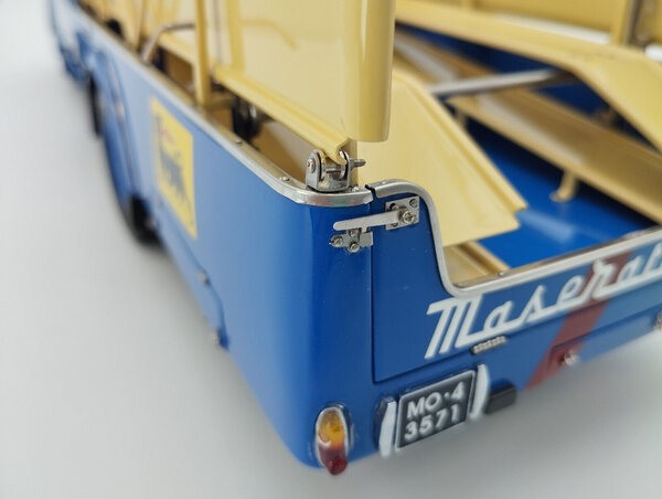 Fiat Fiat 642RN2 Truck Bartoletti Maserati Car Transporter 1957 - 1:18 - CMC