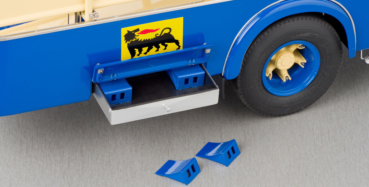 Fiat Fiat 642RN2 Truck Bartoletti Maserati Car Transporter 1957 - 1:18 - CMC