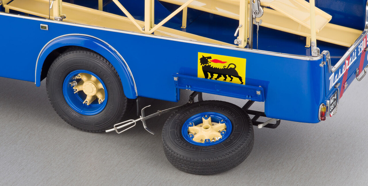 Fiat Fiat 642RN2 Truck Bartoletti Maserati Car Transporter 1957 - 1:18 - CMC