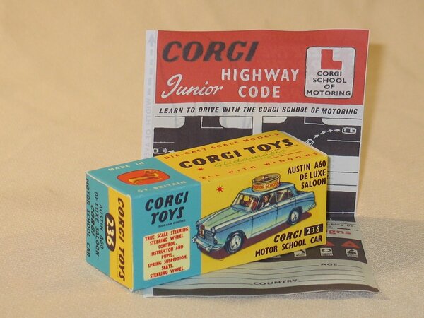 Austin Austin A60 De Luxe Saloon  Motor School Car +  2 Figures (Instructor & Pupil) 1964 - 1:43 - Corgi