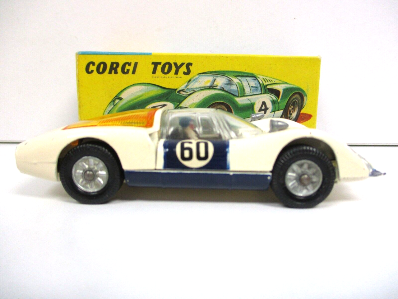 Porsche Porsche 906 Carrera 6 #60 1967 + Driver Figure - 1:43 - Corgi Porsche Porsche 906 Carrera 6 #60 1967 + Driver Figure - 1:43 - Corgi