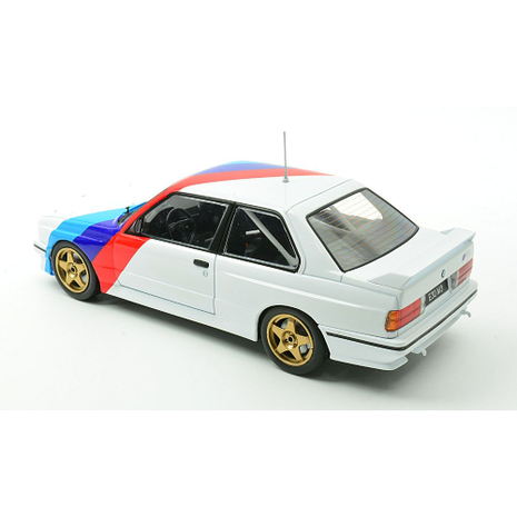 BMW BMW M3 (E30) 1989 - 1:24 - Whitebox BMW BMW M3 (E30) 1989 - 1:24 - Whitebox