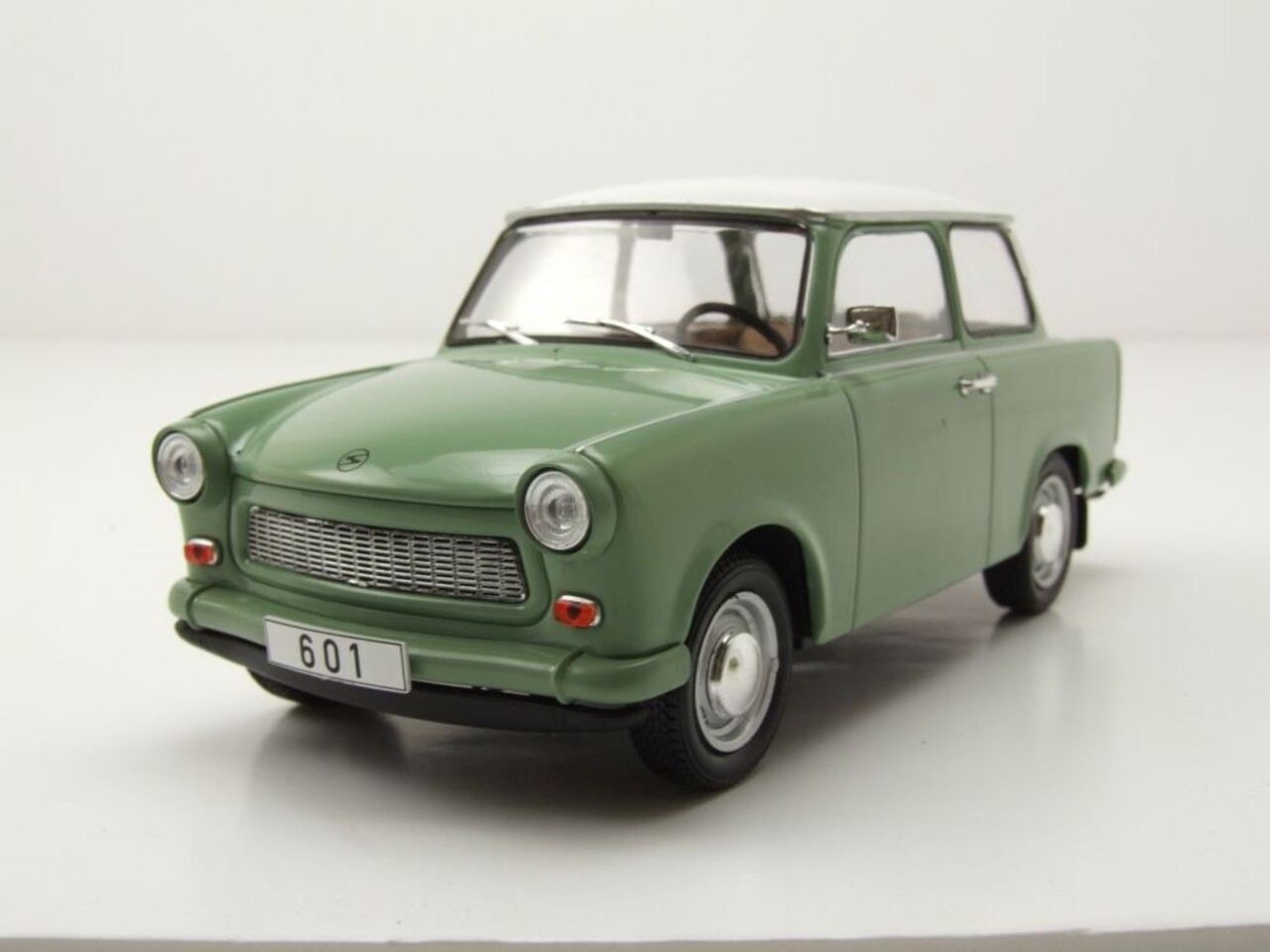 Trabant Trabant 601 1965 - 1:24 - Whitebox Trabant Trabant 601 1965 - 1:24 - Whitebox