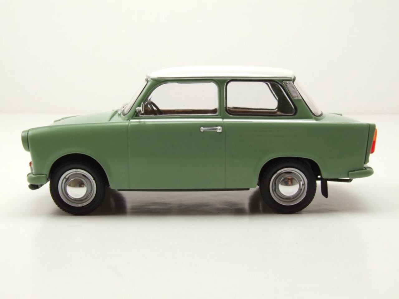 Trabant Trabant 601 1965 - 1:24 - Whitebox Trabant Trabant 601 1965 - 1:24 - Whitebox