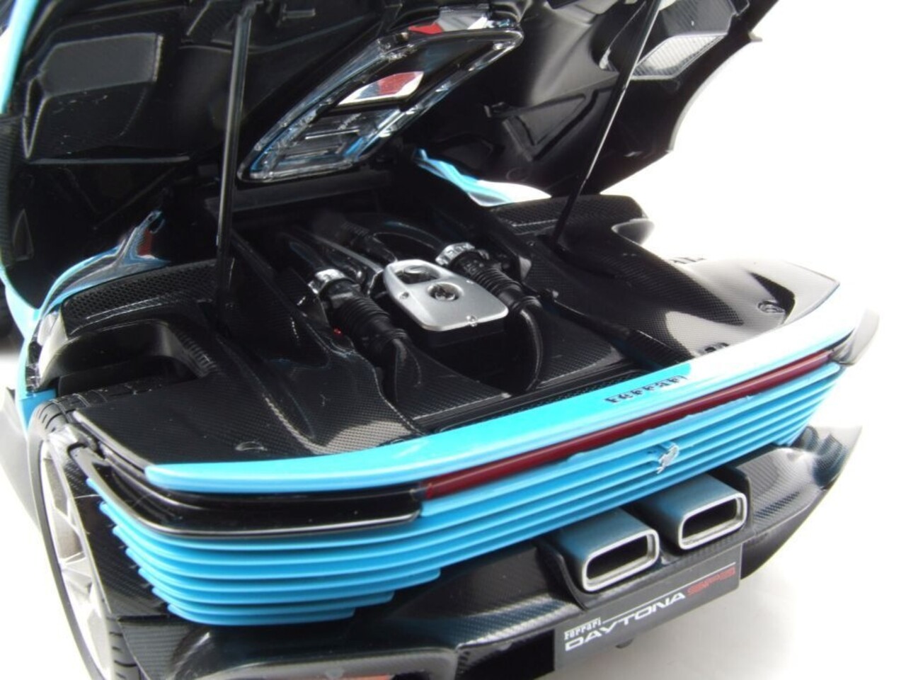 Ferrari Ferrari Daytona SP3 Closed Roof 2022 + Showcase - 1:18 - Bburago Ferrari Ferrari Daytona SP3 Closed Roof 2022 + Showcase - 1:18 - Bburago