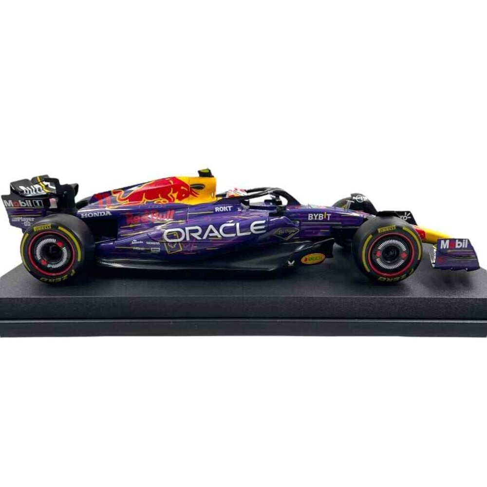 Formule 1 Red Bull F1 RB19 #11Team Oracle Red Bull Racing 3rd GP Las Vegas 2023 (S.Perez) + Pilot+ Showcase - 1:43 - Bburago Formule 1 Red Bull F1 RB19 #11Team Oracle Red Bull Racing 3rd GP Las Vegas 2023 (S.Perez) + Pilot+ Showcase - 1:43 - Bburago