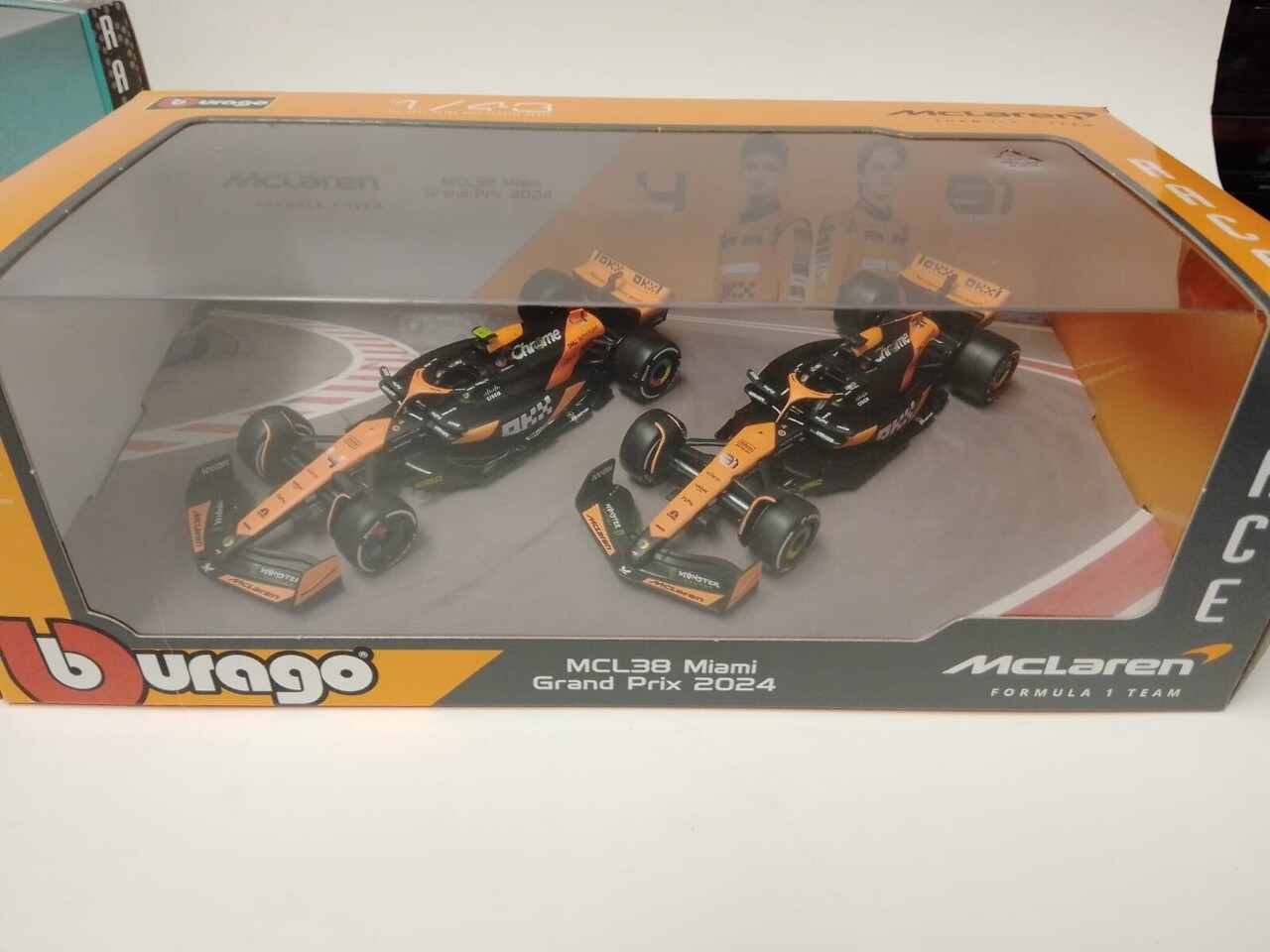 Formule 1 McLaren F1 2x MCL38 Team McLaren Season 2024 #4 (L.Norris) + #81 (O.Piastri)  - 1:43 - Bburago