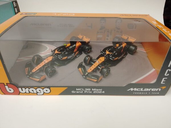 Formule 1 McLaren F1 2x MCL38 Team McLaren Season 2024 #4 (L.Norris) + #81 (O.Piastri)  - 1:43 - Bburago