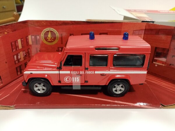 Land Rover Land Rover Defender Station Wagon  LWB Fire Department 1995 - 1:32 - Bburago Land Rover Land Rover Defender Station Wagon  LWB Fire Department 1995 - 1:32 - Bburago