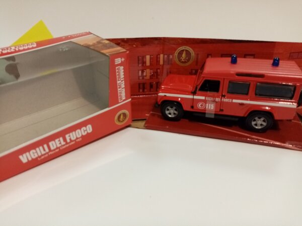 Land Rover Land Rover Defender Station Wagon  LWB Fire Department 1995 - 1:32 - Bburago Land Rover Land Rover Defender Station Wagon  LWB Fire Department 1995 - 1:32 - Bburago