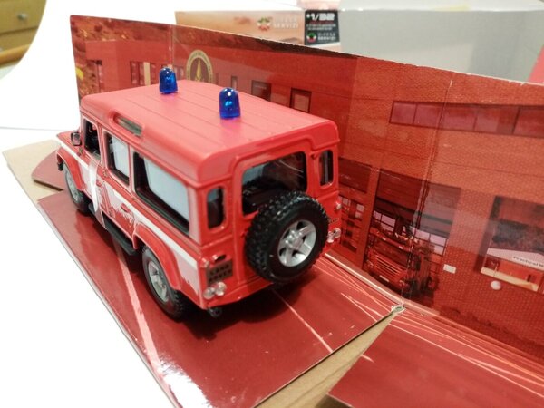 Land Rover Land Rover Defender Station Wagon  LWB Fire Department 1995 - 1:32 - Bburago Land Rover Land Rover Defender Station Wagon  LWB Fire Department 1995 - 1:32 - Bburago