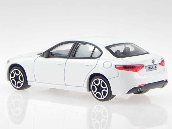 Alfa Romeo Alfa Romeo Giulia 2015 - 1:43 - Bburago Alfa Romeo Alfa Romeo Giulia 2015 - 1:43 - Bburago