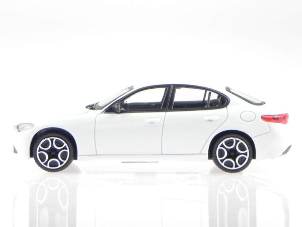 Alfa Romeo Alfa Romeo Giulia 2015 - 1:43 - Bburago Alfa Romeo Alfa Romeo Giulia 2015 - 1:43 - Bburago