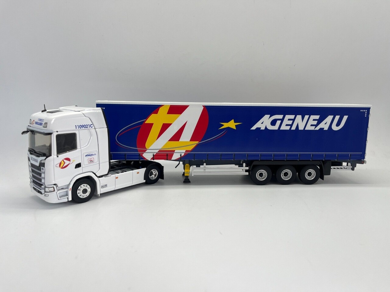 Scania Scania S500 Tractor 4x2 + Semi Reefer Trailer 3 Axle 'Ageneau Transports' 2021 - 1:43 - Eligor Scania Scania S500 Tractor 4x2 + Semi Reefer Trailer 3 Axle 'Ageneau Transports' 2021 - 1:43 - Eligor