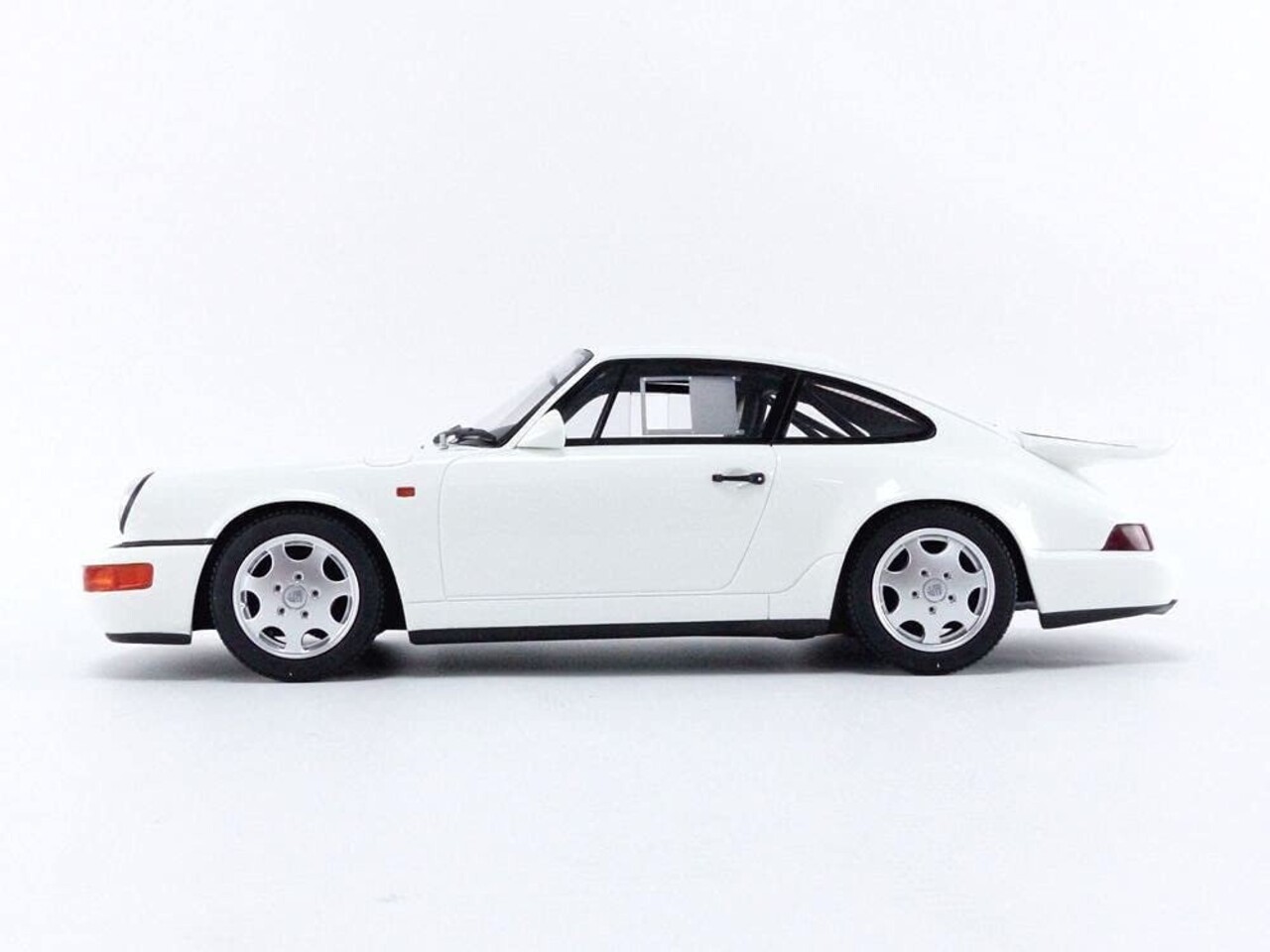 Porsche Porsche 911 (964) Carrera 4 Lightweight - 1:18 - GT Spirit Porsche Porsche 911 (964) Carrera 4 Lightweight - 1:18 - GT Spirit