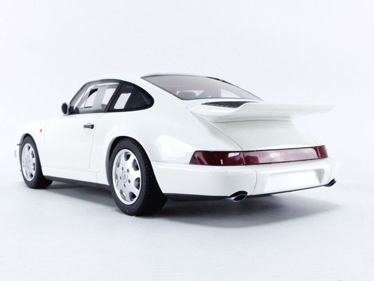 Porsche Porsche 911 (964) Carrera 4 Lightweight - 1:18 - GT Spirit Porsche Porsche 911 (964) Carrera 4 Lightweight - 1:18 - GT Spirit
