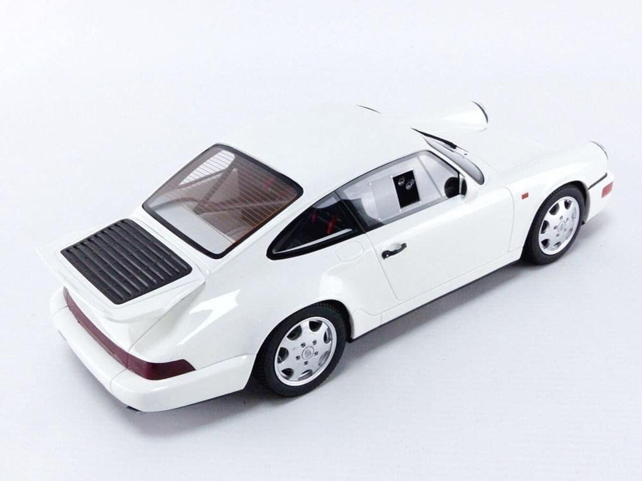 Porsche Porsche 911 (964) Carrera 4 Lightweight - 1:18 - GT Spirit Porsche Porsche 911 (964) Carrera 4 Lightweight - 1:18 - GT Spirit