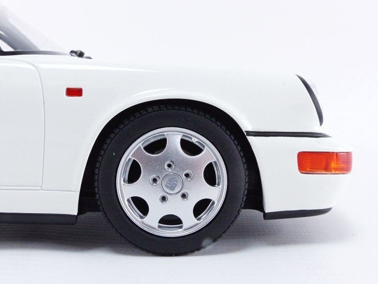 Porsche Porsche 911 (964) Carrera 4 Lightweight - 1:18 - GT Spirit Porsche Porsche 911 (964) Carrera 4 Lightweight - 1:18 - GT Spirit
