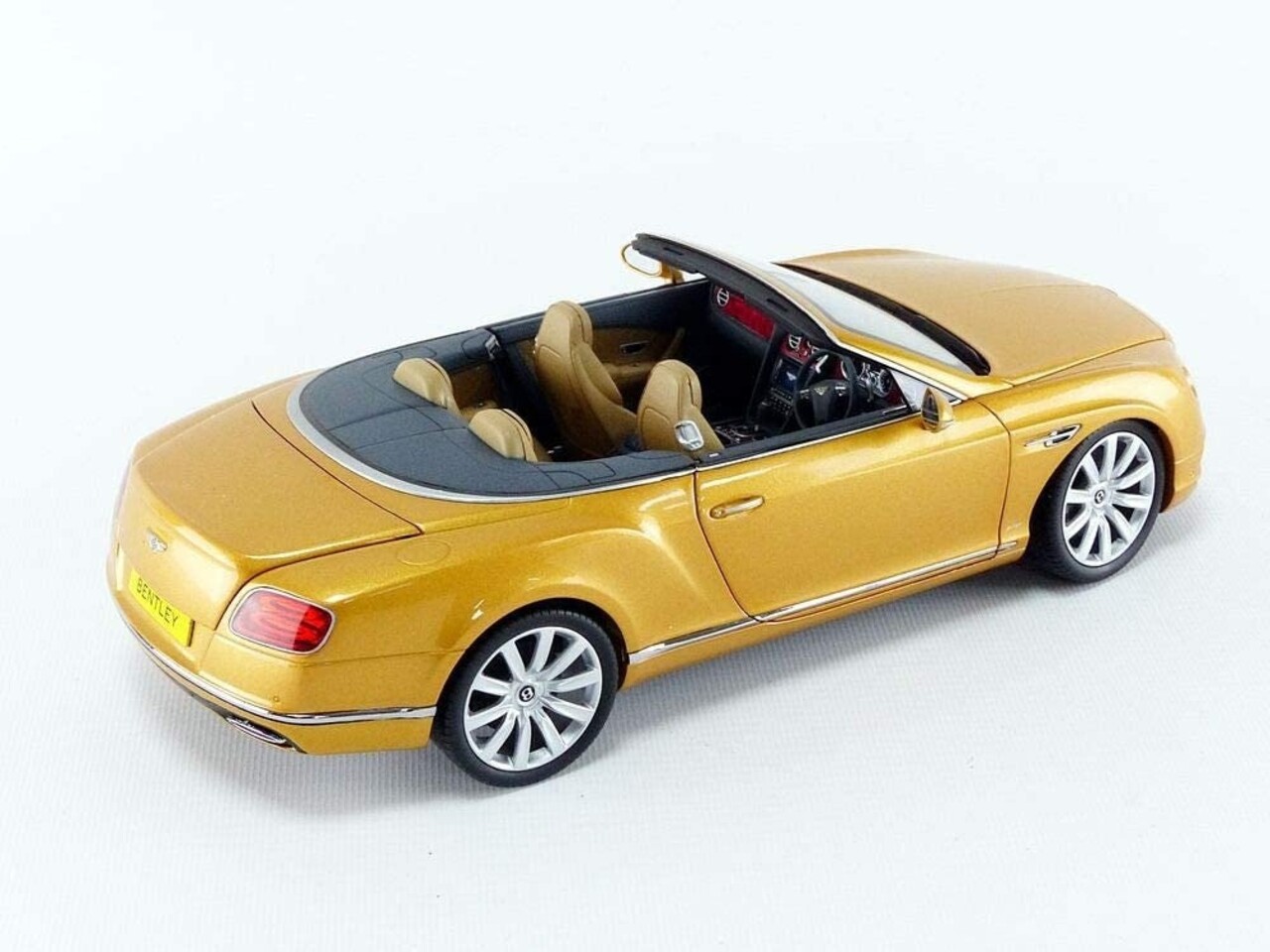 Bentley Bentley Continental GT Convertible RHD 2016 - 1:18 - Paragon Models Bentley Bentley Continental GT Convertible RHD 2016 - 1:18 - Paragon Models