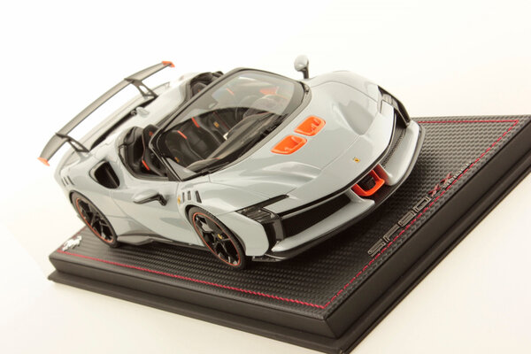 Ferrari Ferrari SF90 XX Stradale Spider 2024 + Showcase - 1:18 - MR Collection Models Ferrari Ferrari SF90 XX Stradale Spider 2024 + Showcase - 1:18 - MR Collection Models