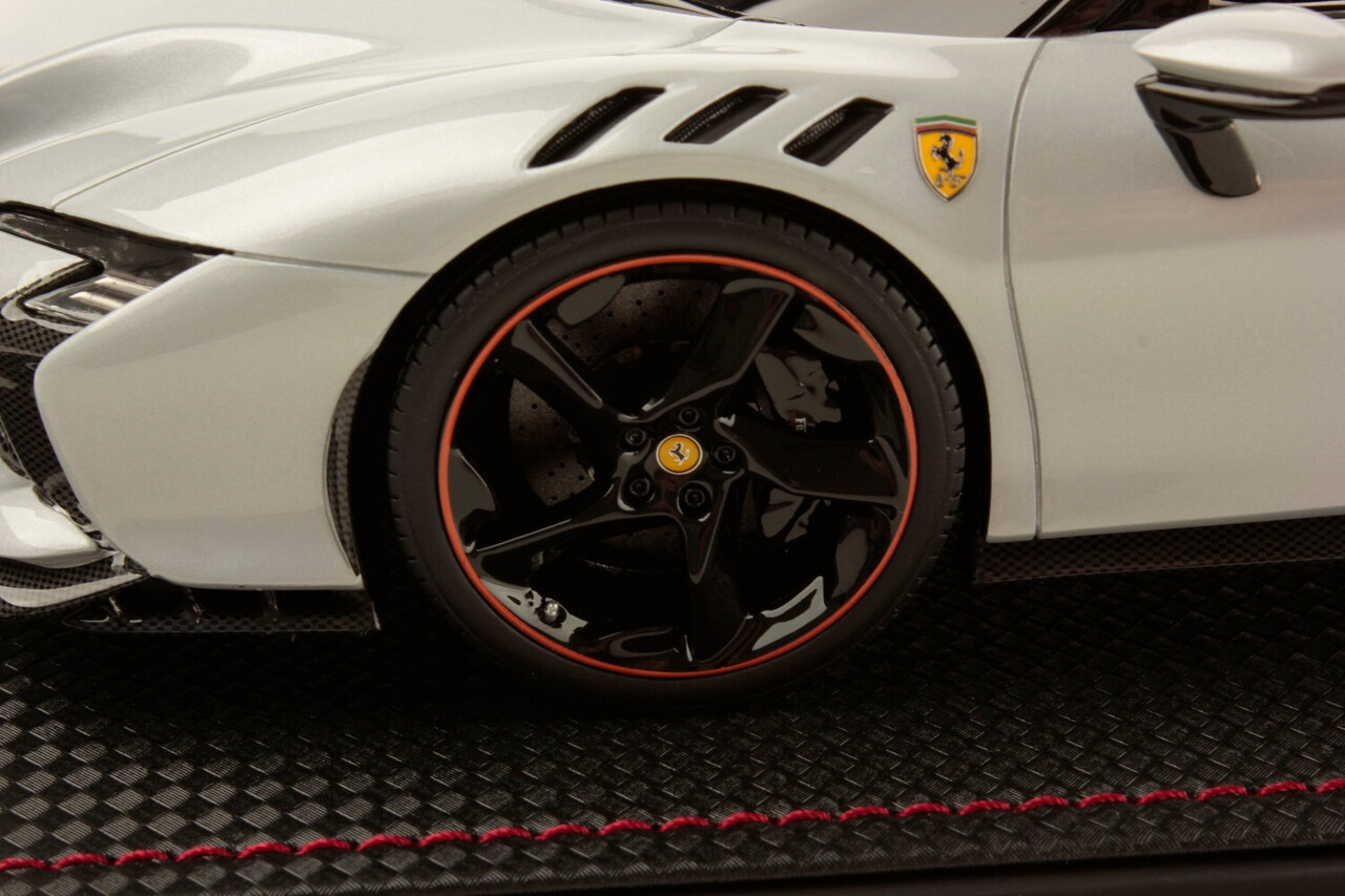 Ferrari Ferrari SF90 XX Stradale Spider 2024 + Showcase - 1:18 - MR Collection Models Ferrari Ferrari SF90 XX Stradale Spider 2024 + Showcase - 1:18 - MR Collection Models