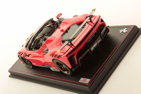 Ferrari Ferrari SF90 XX Stradale Spider 2024 + Showcase - 1:18 - MR Collection Models Ferrari Ferrari SF90 XX Stradale Spider 2024 + Showcase - 1:18 - MR Collection Models