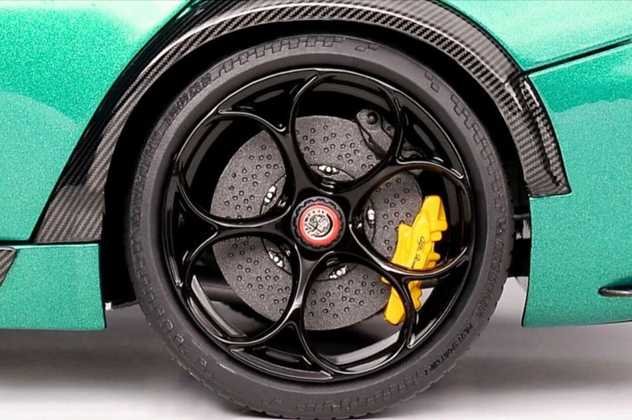 Alfa Romeo Alfa Romeo Giulia GTAm + Engine - 1:18 - MotorHelix