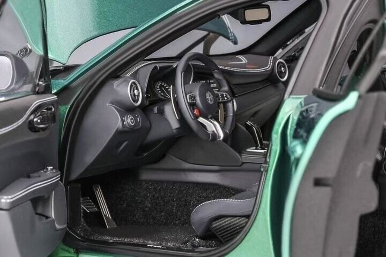 Alfa Romeo Alfa Romeo Giulia GTAm + Engine - 1:18 - MotorHelix