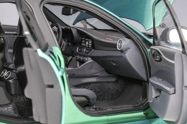 Alfa Romeo Alfa Romeo Giulia GTAm + Engine - 1:18 - MotorHelix