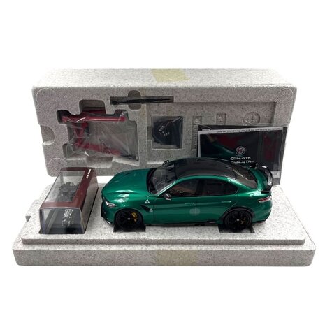 Alfa Romeo Alfa Romeo Giulia GTAm + Engine - 1:18 - MotorHelix