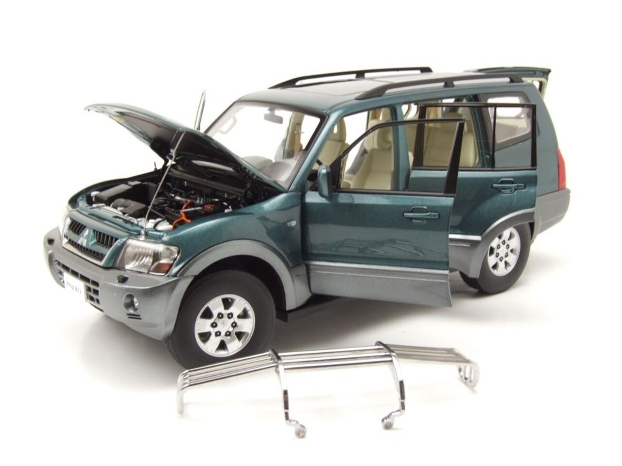 Mitsubishi Mitsubishi Pajero 3.5L V6 V73 -1:18 - Sun Star Mitsubishi Mitsubishi Pajero 3.5L V6 V73 -1:18 - Sun Star