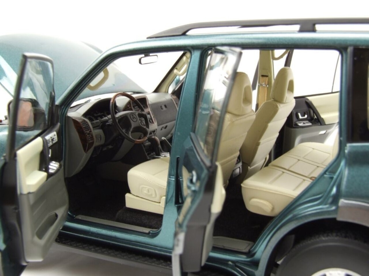 Mitsubishi Mitsubishi Pajero 3.5L V6 V73 -1:18 - Sun Star Mitsubishi Mitsubishi Pajero 3.5L V6 V73 -1:18 - Sun Star