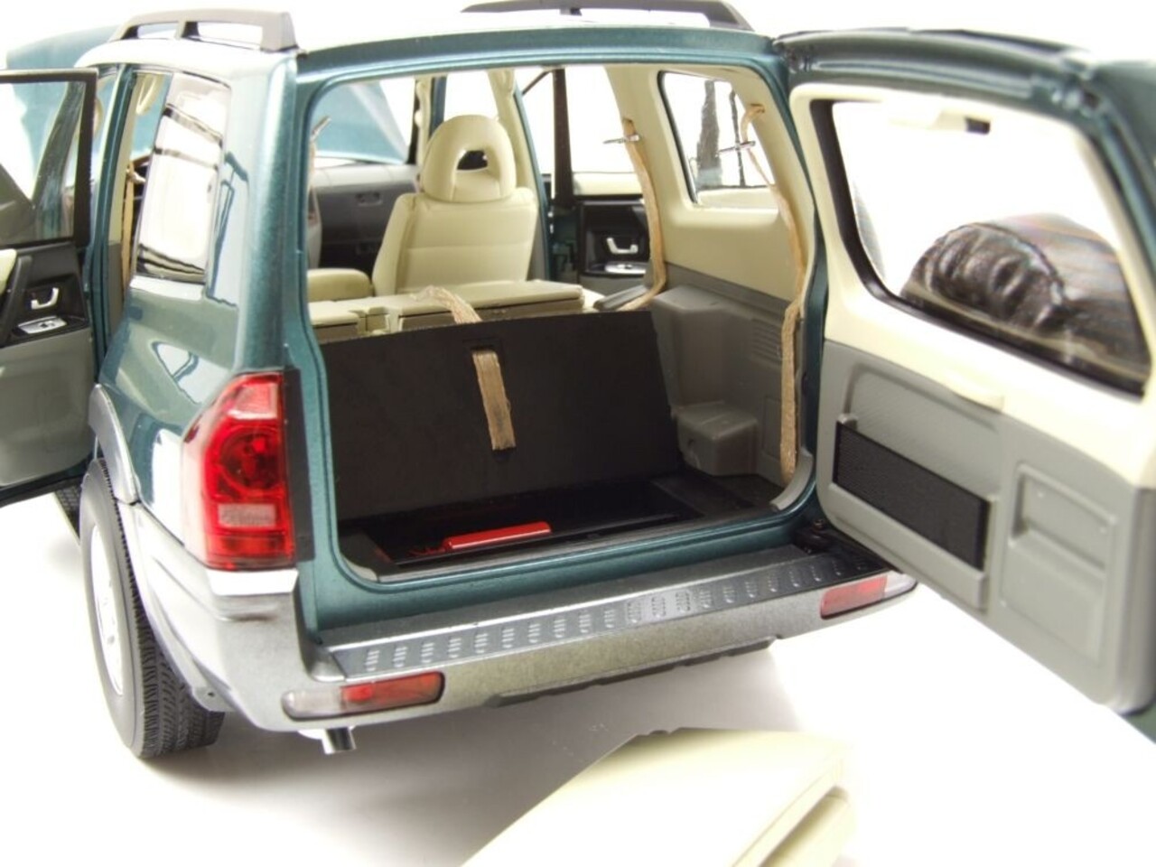 Mitsubishi Mitsubishi Pajero 3.5L V6 V73 -1:18 - Sun Star Mitsubishi Mitsubishi Pajero 3.5L V6 V73 -1:18 - Sun Star