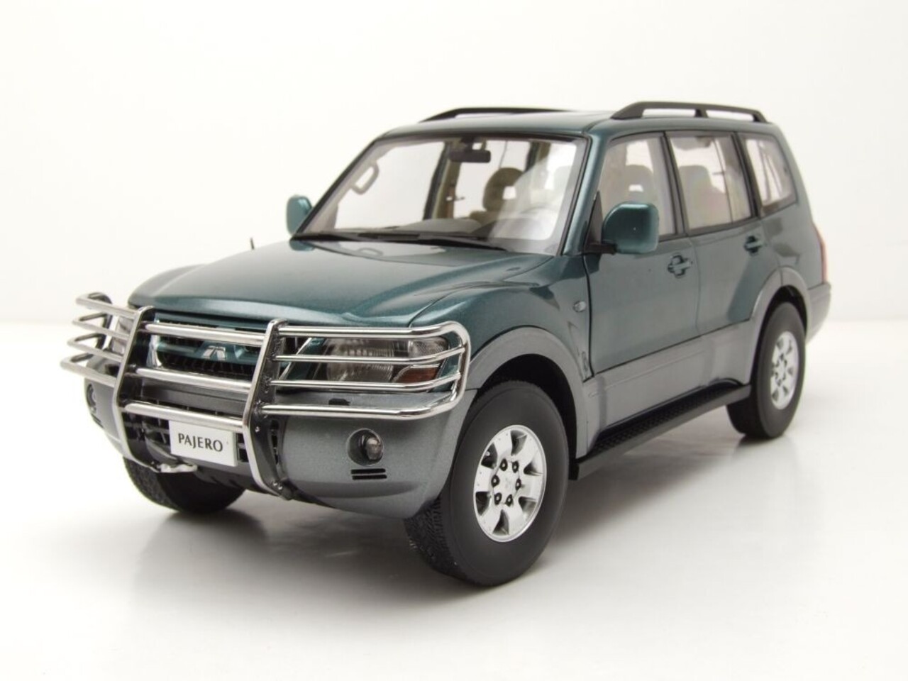 Mitsubishi Mitsubishi Pajero 3.5L V6 V73 -1:18 - Sun Star Mitsubishi Mitsubishi Pajero 3.5L V6 V73 -1:18 - Sun Star
