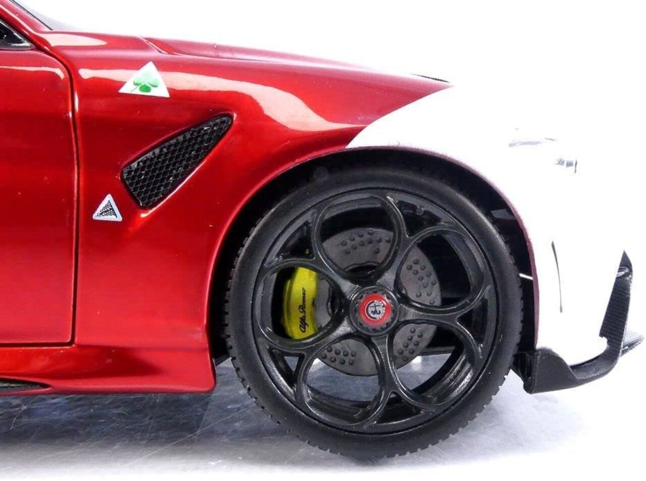 Alfa Romeo Alfa Romeo Giulia GTAm #99 - 1:18 - Bburago Alfa Romeo Alfa Romeo Giulia GTAm #99 - 1:18 - Bburago