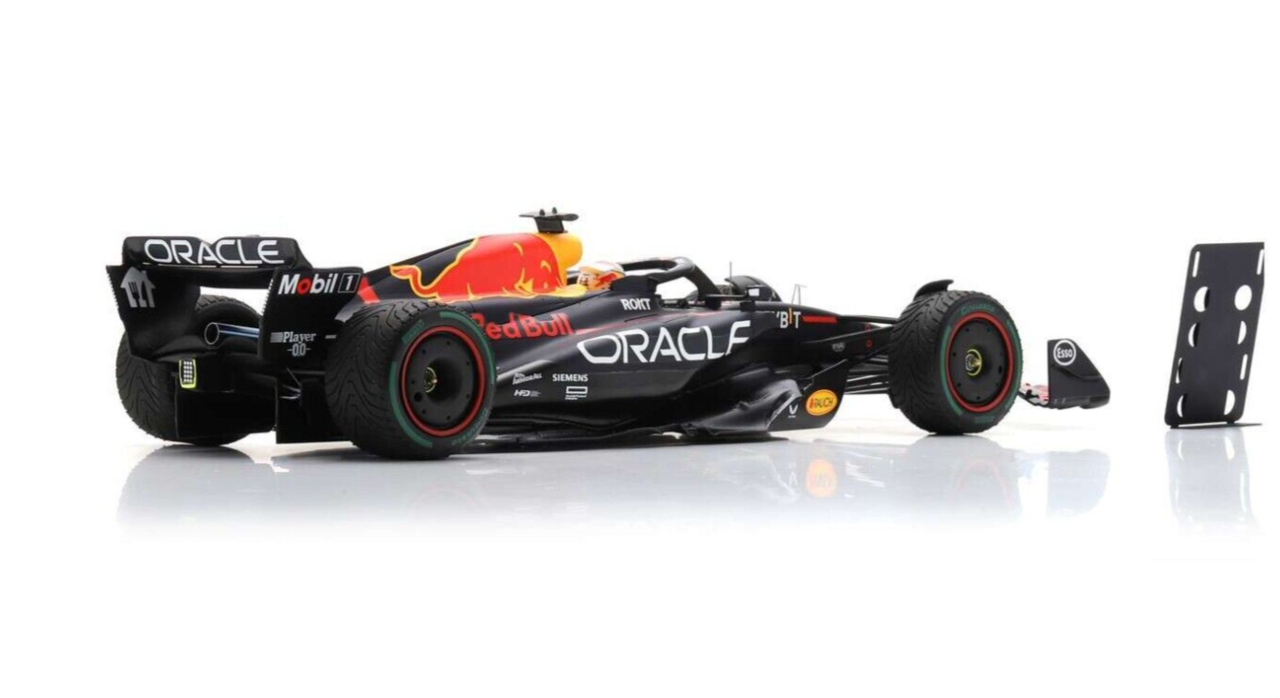 Formule 1 Red Bull Oracle RB19 #1 Winner Dutch GP 2023 Max Verstappen + Pit Board - 1:18 - Spark Formule 1 Red Bull Oracle RB19 #1 Winner Dutch GP 2023 Max Verstappen + Pit Board - 1:18 - Spark