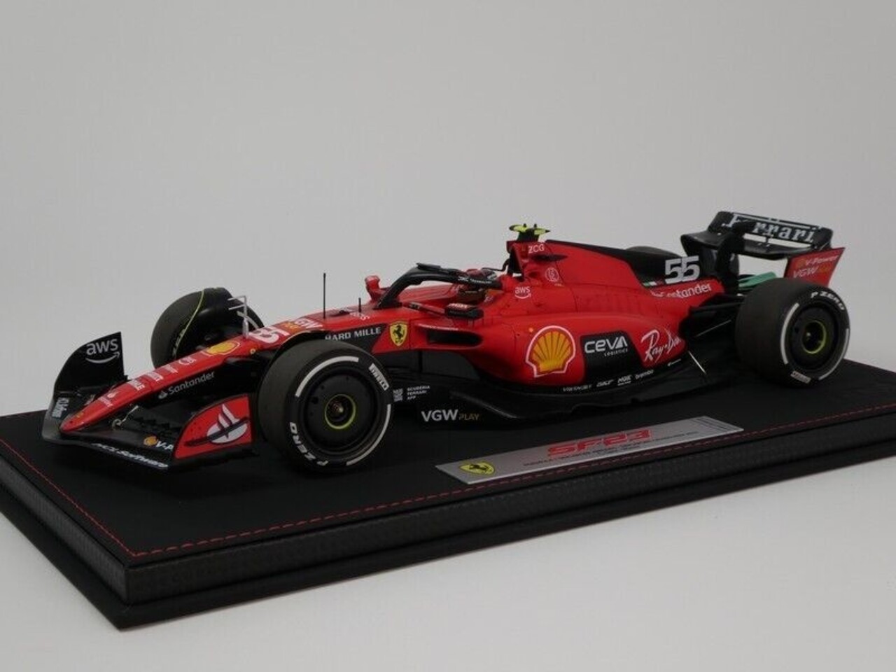 Formule 1 Ferrari  SF-23 #55 Winner GP Singapore 2023 C. Sainz +  Showcase  - 1:18 - BBR Formule 1 Ferrari  SF-23 #55 Winner GP Singapore 2023 C. Sainz +  Showcase  - 1:18 - BBR