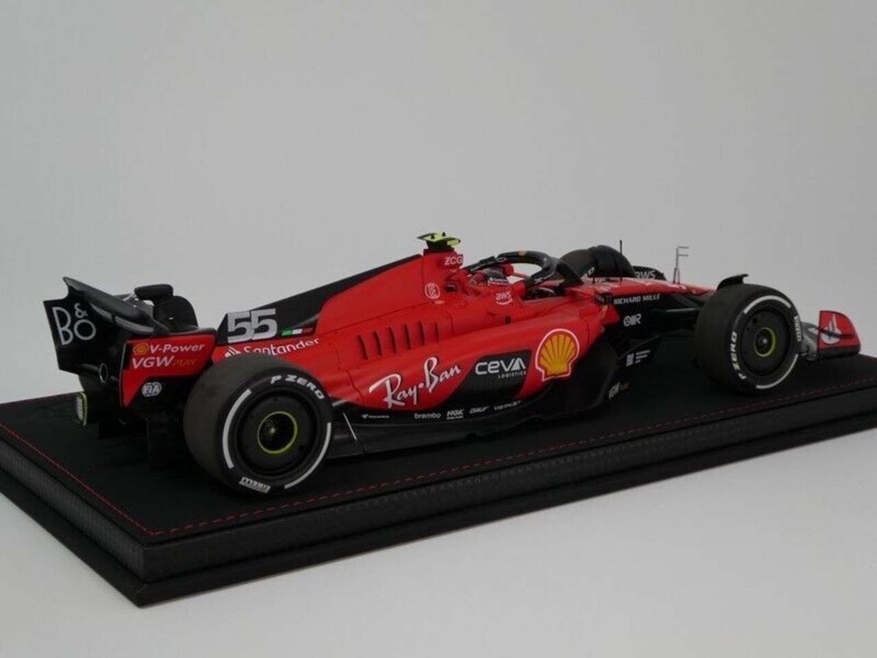Formule 1 Ferrari  SF-23 #55 Winner GP Singapore 2023 C. Sainz +  Showcase  - 1:18 - BBR Formule 1 Ferrari  SF-23 #55 Winner GP Singapore 2023 C. Sainz +  Showcase  - 1:18 - BBR