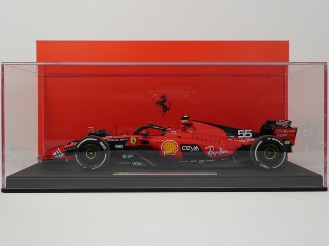 Formule 1 Ferrari  SF-23 #55 Winner GP Singapore 2023 C. Sainz +  Showcase  - 1:18 - BBR Formule 1 Ferrari  SF-23 #55 Winner GP Singapore 2023 C. Sainz +  Showcase  - 1:18 - BBR